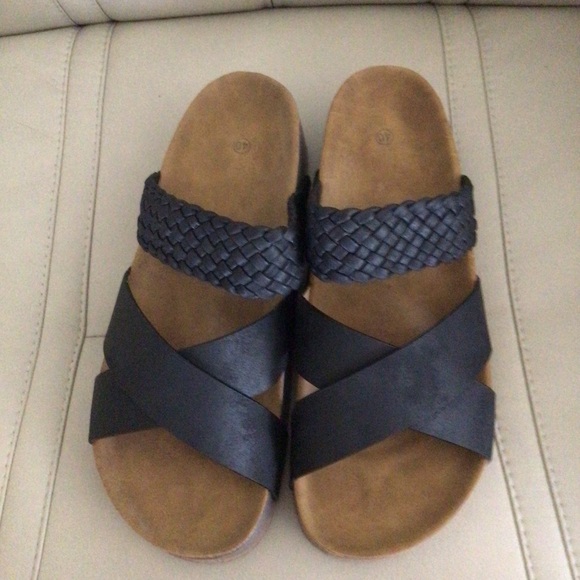 Never worn criss cross strap sandals - Picture 2 of 6